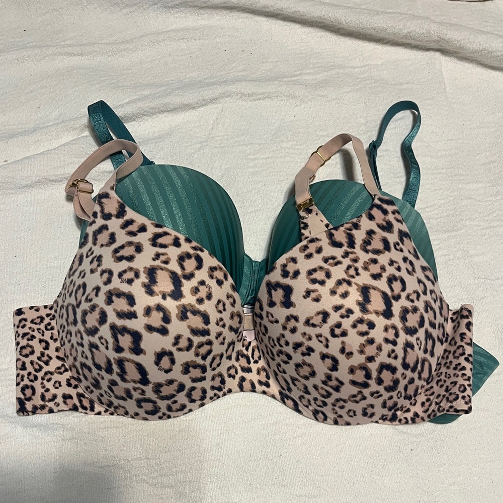 (2) VICTORIA SECRET WIRED BRAS